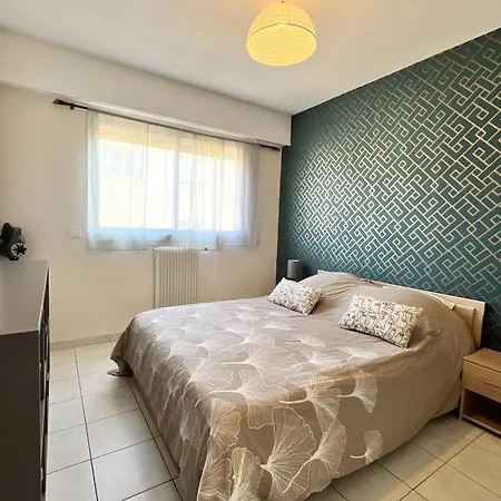 Bright In Golfe-juan Parking & Beaches