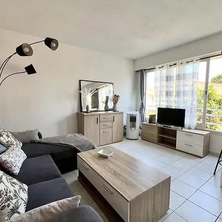 Bright In Golfe-juan Parking & Beaches *